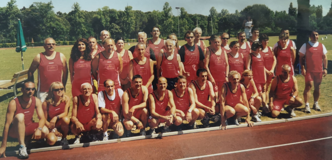 Foto di squadra al campo sportivo